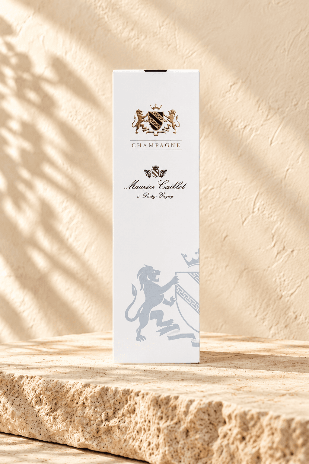 Coffret cadeau blanc Champagne Maurice Caillot sur une pierre claire